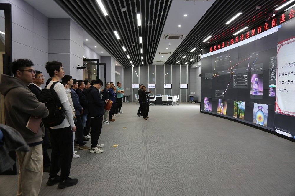 调研团队参观厚技智算协同创新平台.JPG